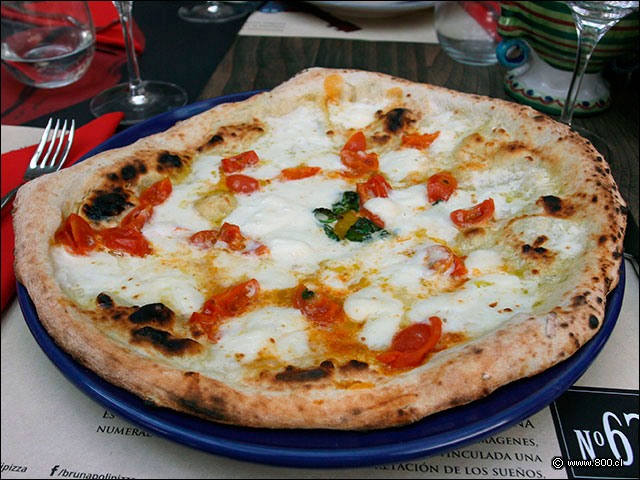 Pizza Francesca, con burrata fundida, tomate cherri salteado y aceite de trufa - Brunapoli Nueva Costanera
